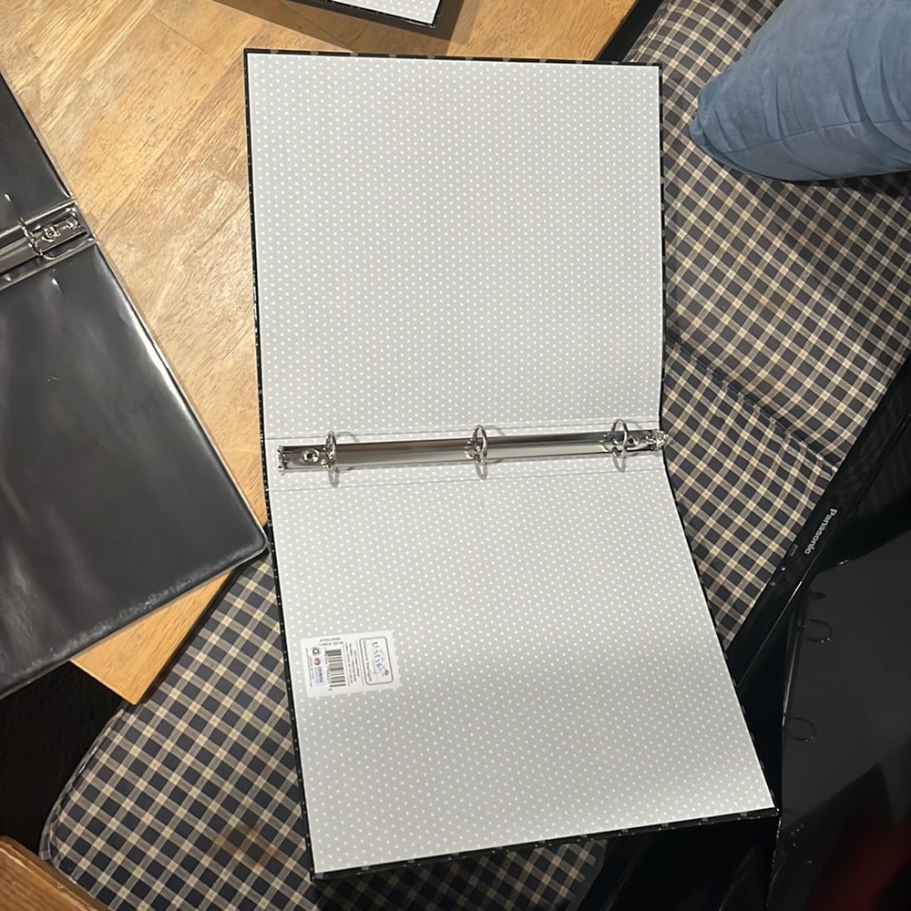 3 new binders and 3 new folders - Picture 5 of 8